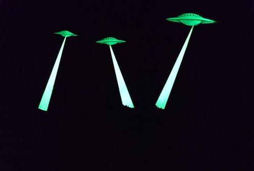 Fictional World (1980) - Banksy´s Glowing UFO Invasion, Antiek en Kunst, Kunst | Schilderijen | Modern
