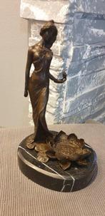 Beeld, Milo - A lady with an open lotus flower. candle