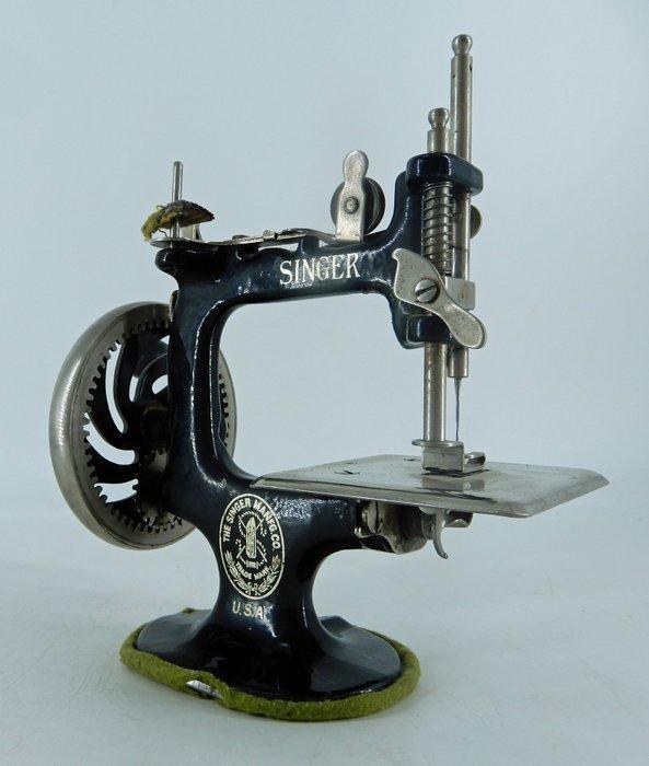 Singer Sewhandy N° 20 Naaimachine - Gietijzer, Antiek en Kunst, Kunst | Designobjecten
