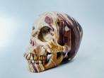 Superrealistische schedel gesneden uit versteend hout – een