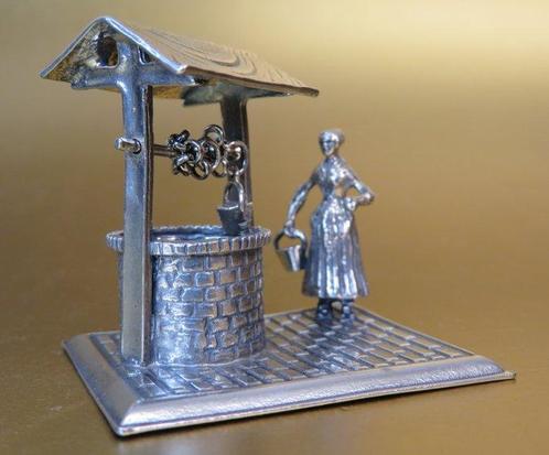 Vrouw met emmer bij waterput, 1980 - Miniatuur figuur - .835, Antiek en Kunst, Antiek | Goud en Zilver