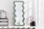 Design wandspiegel CURVY 160cm saliegroen - 43160, Huis en Inrichting, Woonaccessoires | Spiegels, Ophalen of Verzenden, Nieuw