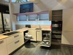 Nolte Showroom Keuken Platina grijs/Hennarood Incl. apparate, Hoekkeuken, Nieuw, Kunststof, Met kookeiland