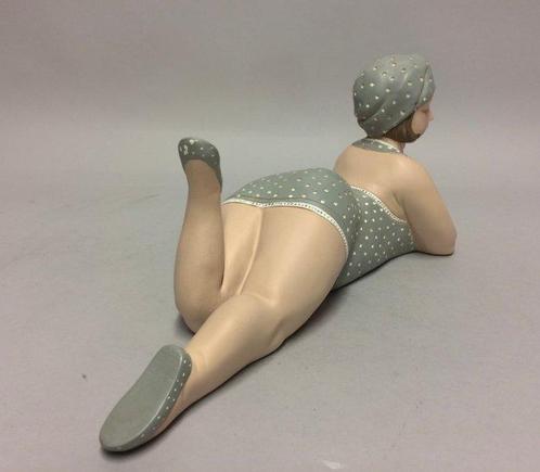 Beeldje - Polystone dame in badpak, Antiek en Kunst, Curiosa en Brocante