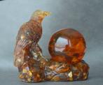 Amber-raaf sculptuur met bol, Baltisch amber vogelfiguur -, Verzamelen