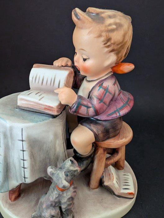 Beeld, Goebel Hummel jongen leest een boek - TMK5, Goebel, Antiek en Kunst, Curiosa en Brocante