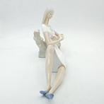 Lladró - Beeld, Resting girl - 16 cm - Porselein - 1982