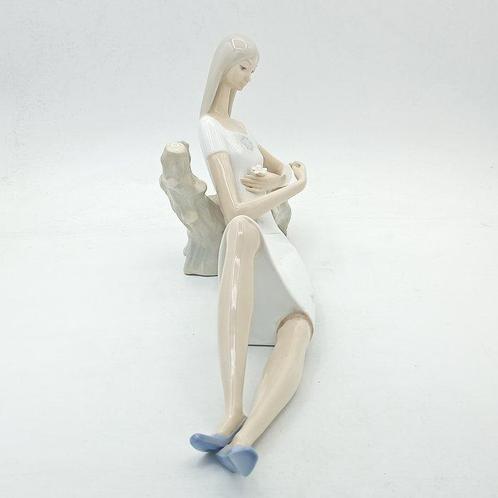 Lladró - Beeld, Resting girl - 16 cm - Porselein - 1982, Antiek en Kunst, Antiek | Glas en Kristal
