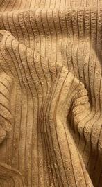 Zachte chenille-stof met verticale ribbels en korte pool. -