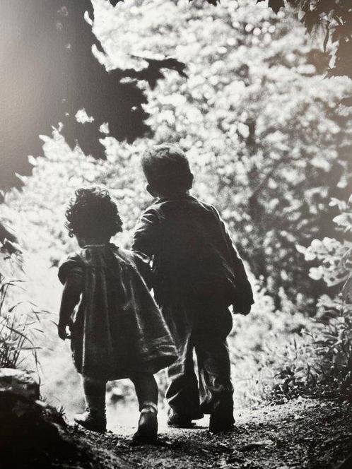 W. Eugene Smith - The walk to paradise garden photo by W., Antiek en Kunst, Kunst | Tekeningen en Foto's