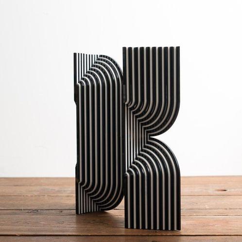 Gio Schiano - sculptuur, VIBRA - 30 cm - Gegoten acryl -, Antiek en Kunst, Antiek | Meubels | Stoelen en Banken