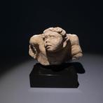 Gandhara Gips Figuur. Stucco. 9 cm hoog. Eerste - derde eeuw
