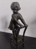Mario NICK - Beeldje, Fillette sur tabouret - 21 cm - Brons, Antiek en Kunst, Curiosa en Brocante