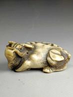 Netsuke buffle - Been - Japan - Meiji periode (1868-1912), Antiek en Kunst