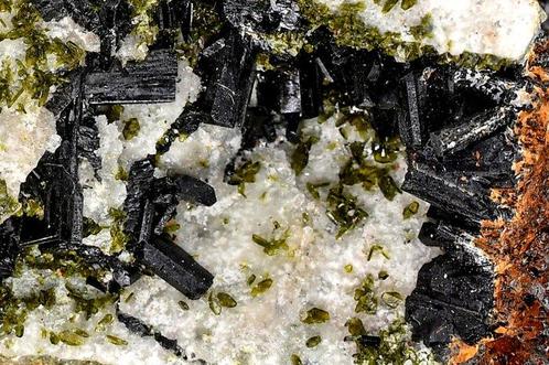 Zwarte Babingtoniet en Epidote op Prehniet Zeldzaam calcium, Verzamelen, Mineralen en Fossielen