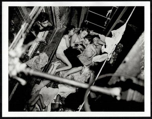 Weegee - Children sleeping on a Fire Escape, New York, 1938, Antiek en Kunst, Kunst | Schilderijen | Modern