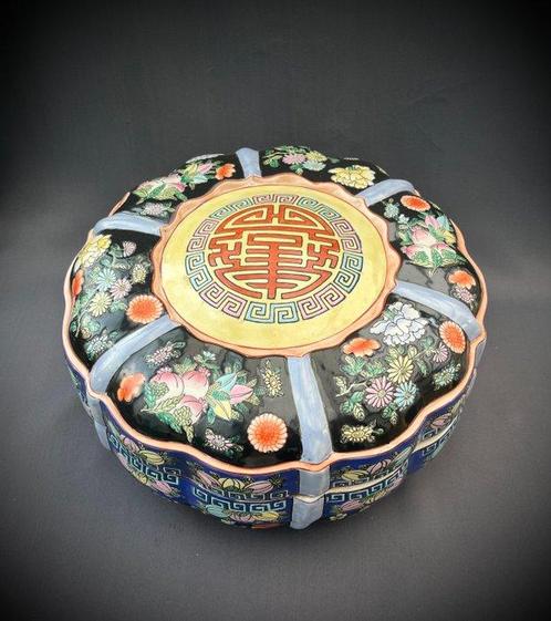 Poef - Porselein - Veelkleurig emaille decor, Antiek en Kunst, Kunst | Designobjecten