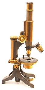 Bakker antieke microscoop in zijn houten kist (1890) -