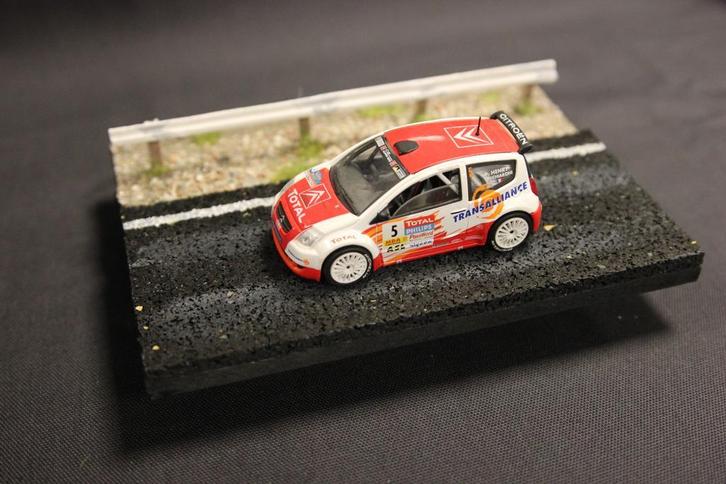 Diorama weg met vangrail 1:43 (1:64), Hobby en Vrije tijd, Modelbouw | Figuren en Diorama's, 1:35 tot 1:50, Nieuw, Diorama, Ophalen of Verzenden