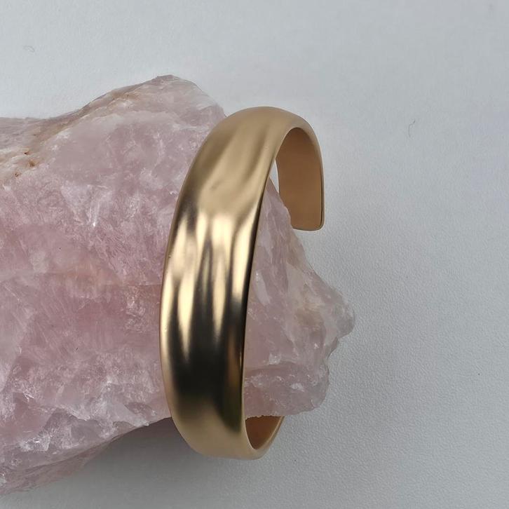 Goudkleurige dames armband – breed & stijlvol – nieuw, Sieraden, Tassen en Uiterlijk, Armbanden, Goud, Nieuw, Staal, Verzenden