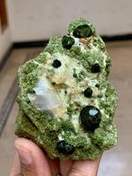Natuurlijk zeldzaam groen demantoïde granaat kristalmonster, Verzamelen