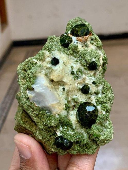 Natuurlijk zeldzaam groen demantoïde granaat kristalmonster, Verzamelen, Mineralen en Fossielen