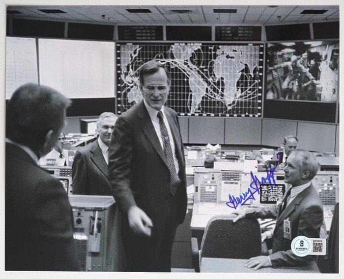 NASA Flight Director - Gerald D. Griffin Handtekening, Foto, Antiek en Kunst, Antiek | Wandborden en Tegels