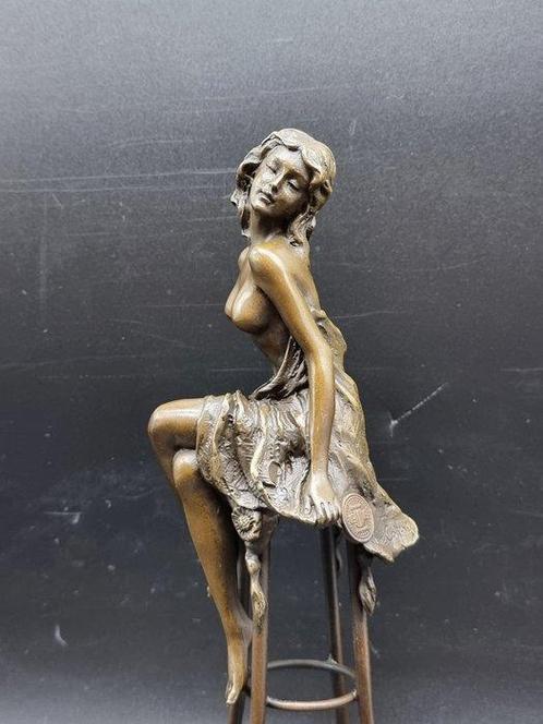 Beeld, Bronze Lady on Barstool 26cm - 26 cm - Brons, Antiek en Kunst, Curiosa en Brocante