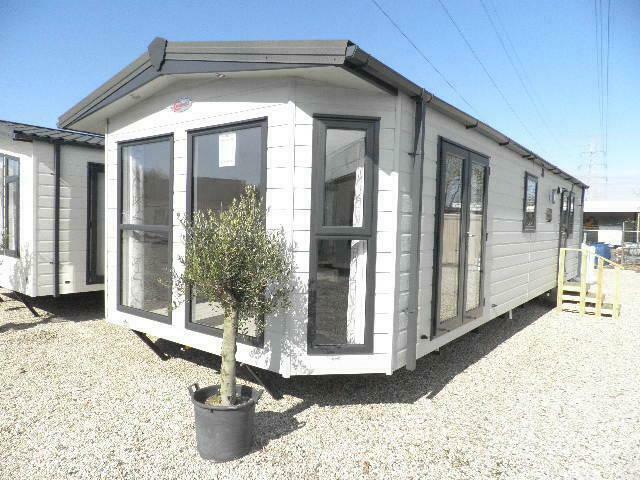 Kunststof Chalet XL 11.00 x 4.00 m. 2 slk/Badk, C.V. € 44950, Caravans en Kamperen, Stacaravans, tot en met 4