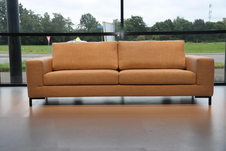 4 zits bank model Lio in stof, 255 cm br. van Keijser en Co, Huis en Inrichting, Banken | Bankstellen, Nieuw, Stof, Ophalen of Verzenden