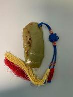 Chinese gele hardstenen hanger met vleermuis, bamboe en, Antiek en Kunst