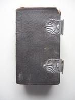 Bijbel met 2 zilveren klampen gemaakt door Willem Schutter,