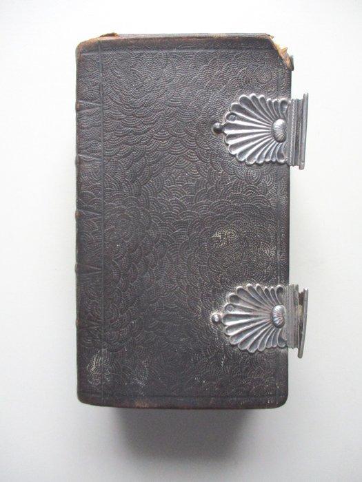 Bijbel met 2 zilveren klampen gemaakt door Willem Schutter,, Antiek en Kunst, Antiek | Goud en Zilver