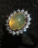 Opaal - Zilver, Opalensolitaire ring: Innerlijk licht &
