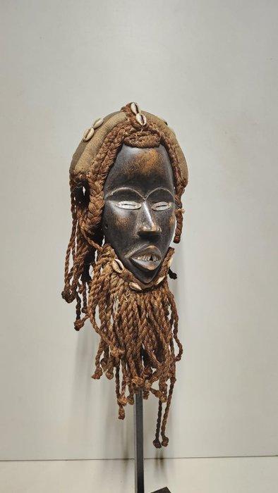 Houten masker, raphia, cauris. - Dan - Ivoorkust (Zonder, Antiek en Kunst, Kunst | Niet-Westerse kunst
