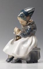 Royal Copenhagen - Beeldje - Handwerkend meisje - Porselein, Antiek en Kunst