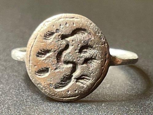 Viking periode Zilver Symbolische zegelring met een, Antiek en Kunst, Antiek | Overige Antiek