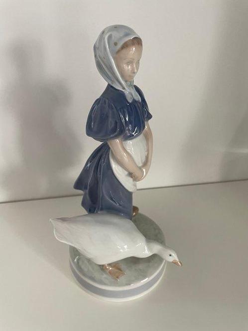 Royal Copenhagen - Figuur - Girl with a Goose - Porselein, Antiek en Kunst, Antiek | Glas en Kristal