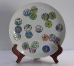 Een Chinese porseleinen Famille Rose groot bord, Antiek en Kunst