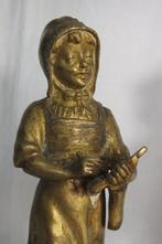 sculptuur, Jongen en meisje in klederdracht. - 20 cm - Brons