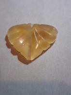 Handcarved Fluorite : pair of leaves forming heart - natural, Nieuw