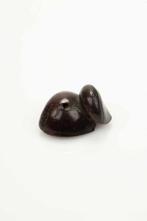 Een fijne houten gearticuleerde netsuke die twee kastanjes