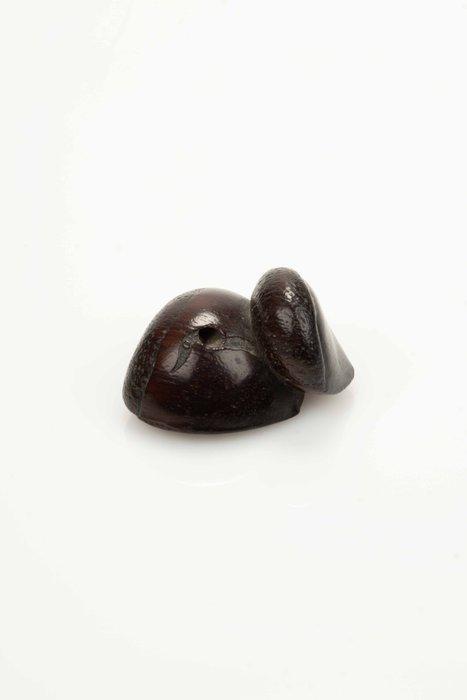 Een fijne houten gearticuleerde netsuke die twee kastanjes, Antiek en Kunst, Antiek | Overige Antiek