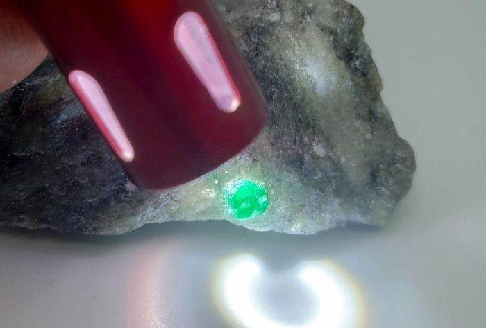 Prachtige kristallen smaragd op matrix Ruw- 34.8 g, Verzamelen, Mineralen en Fossielen