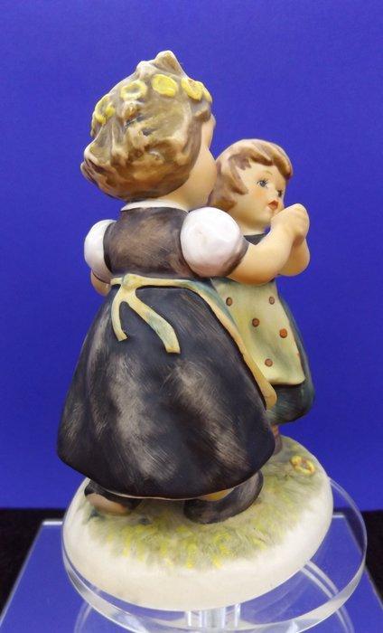 Goebel - Beeldje - Hummel 353 dansende meisjes in, Antiek en Kunst, Curiosa en Brocante