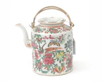 Een famille rose theepot, China, 19e/20e eeuw beschikbaar voor biedingen