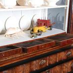 Orgel gebogen wortelnoten beglaasd kabinet ca 1730 met bakw, Antiek en Kunst, Antiek | Meubels | Kasten, Ophalen of Verzenden