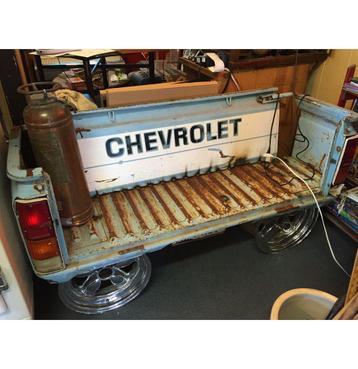 Chevrolet Pick-Up bank. Van echte auto onderdelen gemaakt.