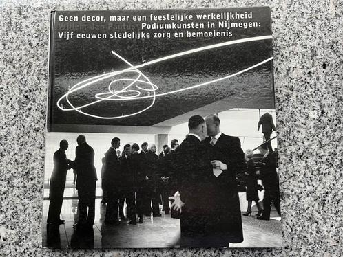 Geen decor, maar een feestelijke werkelijkheid (Nijmegen), Boeken, Geschiedenis | Stad en Regio, 20e eeuw of later, Gelezen, Verzenden