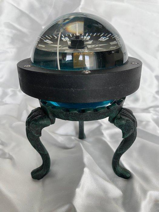 Kompas - De boot met blauwe achtergrond op een metalen, Antiek en Kunst, Curiosa en Brocante